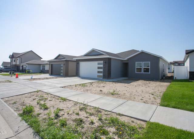Property at 3317 34th St W, Williston, ND 58801, 3 beds, 2 baths