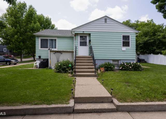 Property at 301 6th Ave NW, Mandan, ND 58554, 3 beds, 2 baths