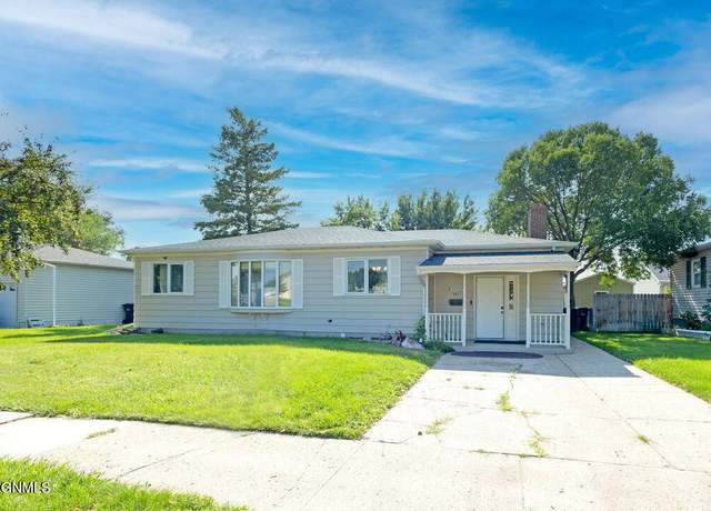 Property at 641 17th Ave W, Williston, ND 58801, 3 beds, 2 baths