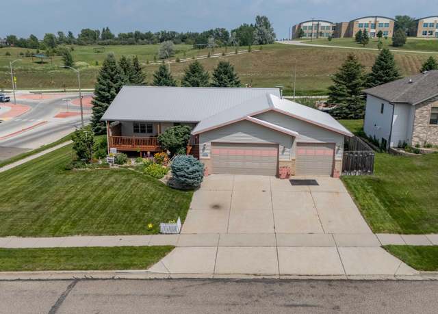 Property at 4432 Overland Rd, Bismarck, ND 58503, 3 beds, 3 baths