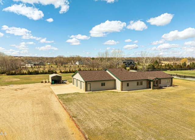Property at 8646 Hogue Rd, Bismarck, ND 58503, 3 beds, 3 baths