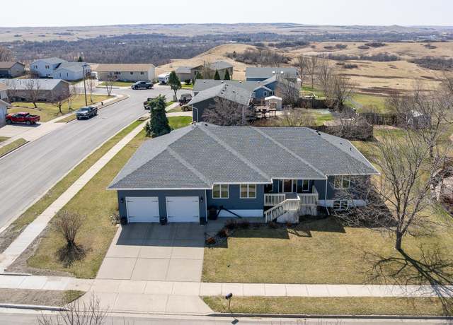 Property at 1003 Lohstreter Rd, Mandan, ND 58554, 5 beds, 3.5 baths