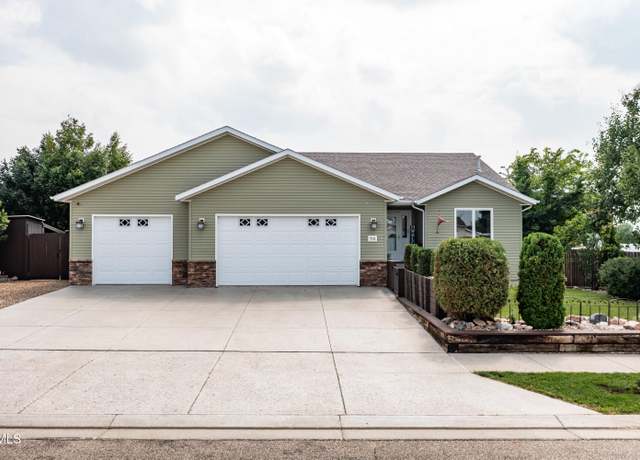 Property at 701 Lincoln Ct SE, Mandan, ND 58554, 5 beds, 3 baths