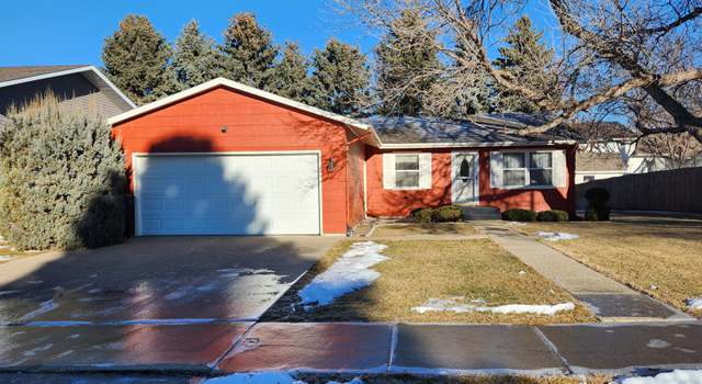 Photo of 924 Constitution Dr, Bismarck, ND 58501