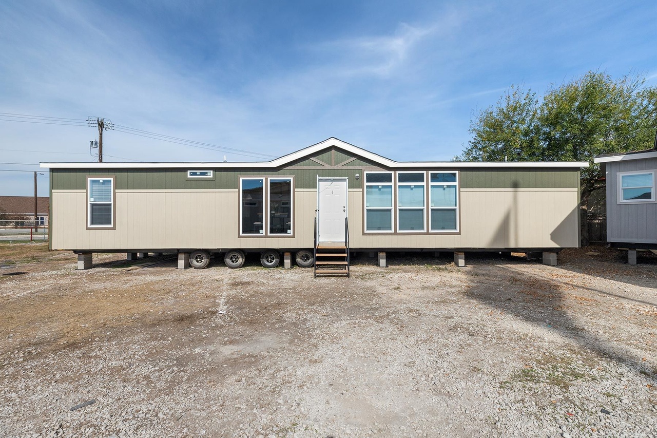 The Phoenix, Elmendorf, TX 78112 (114,000+) Redfin
