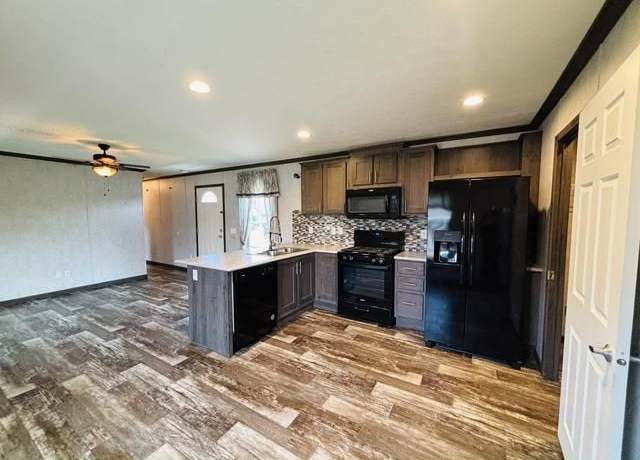 Property at 426 Chestnut Dr, Lockport, NY 14094, 3 beds, 2 baths