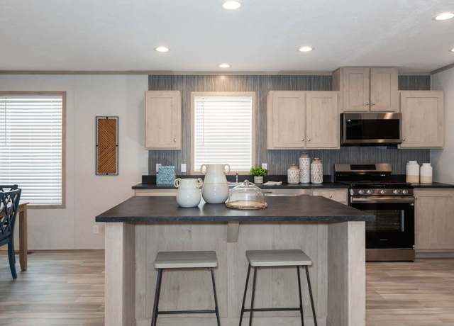 Property at 21290 Chateau Thierry N Site #420, Macomb, MI 48044, 3 beds, 2 baths