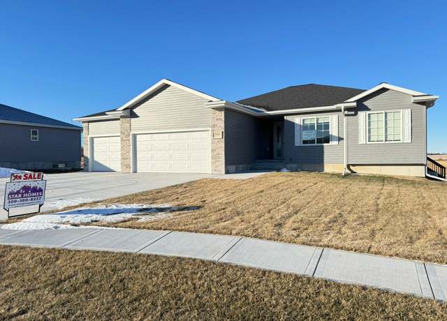 Property at 3305 Shadow Rdg, Hastings, NE 68901, 6 beds, 3 baths