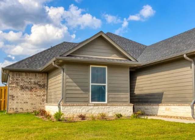 Property at 1702 E Main St, Whitehouse, TX 75791, 3 beds, 2 baths