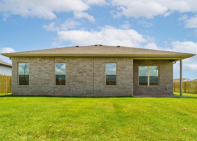 Property at 1800 Bugg St, Pea Ridge, AR 72751, 3 beds, 2 baths