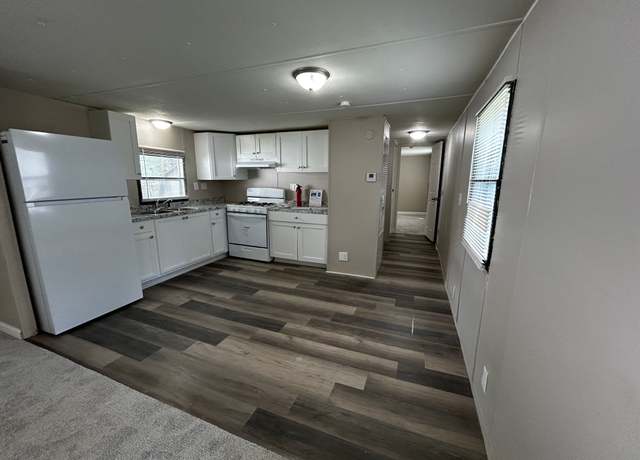 Property at 323 Country Elms Est #323, Galesburg, IL 61401, 3 beds, 1 bath