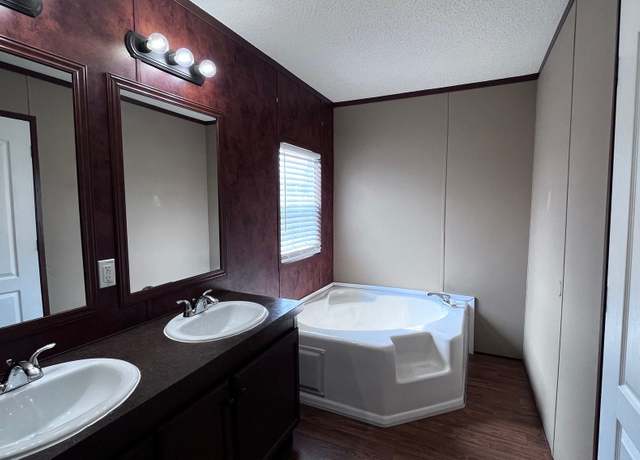 Property at 230 Normandy Dr, Marion, IA 52302, 3 beds, 2 baths