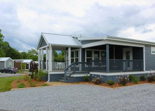 Property at 88 Mount Meadow Ln, Flat Rock, NC 28731, 2 beds, 1 bath