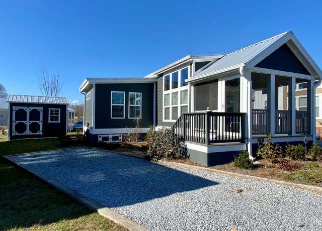 Property at 17 Strolling Easy Ln, Flat Rock, NC 28731, 2 beds, 1 bath