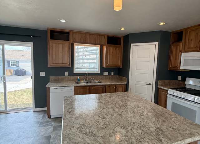 Property at N114W21022 Briarwood Ln, Germantown, WI 53022, 3 beds, 2 baths