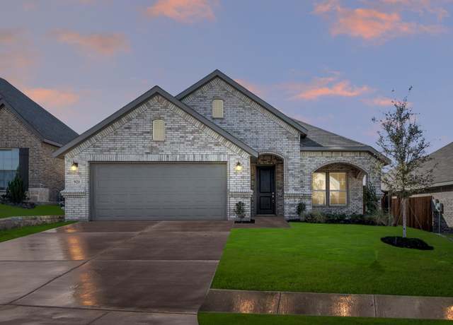 Property at 921 Beverly Dr, Cleburne, TX 76033, 3 beds, 2 baths