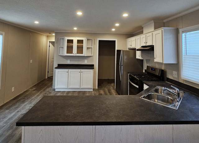 Property at 5767 Mellinger Dr, Saginaw, MI 48601, 3 beds, 2 baths