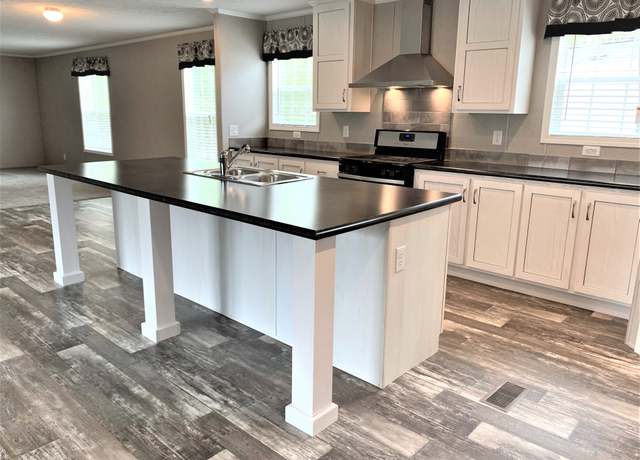 Property at 6495 Hunters Ridge Ln, Holly, MI 48442, 3 beds, 2 baths