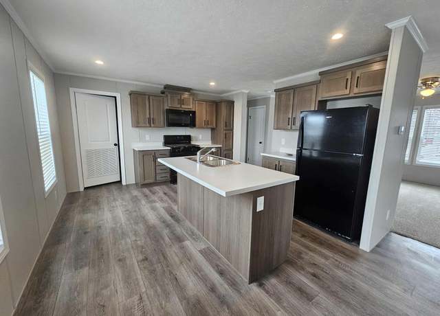 Property at 6109 Lakeview S, Saginaw, MI 48603, 3 beds, 2 baths