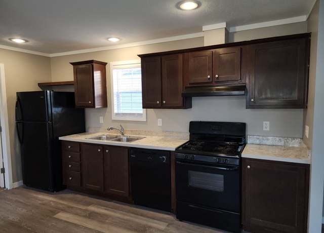 Property at 4919 N Dittmer St, Davenport, IA 52806, 3 beds, 2 baths