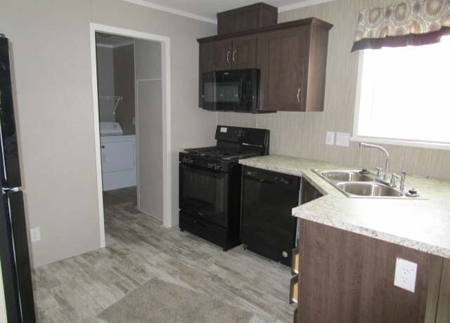 Property at 260 Connecticut Dr, Elyria, OH 44035, 3 beds, 2 baths