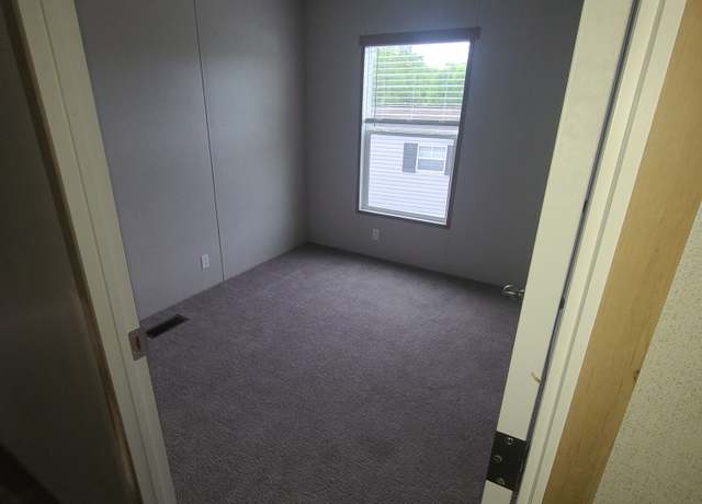 Property at 5612 Cliff Barnes Dr, Knoxville, TN 37921, 3 beds, 2 baths