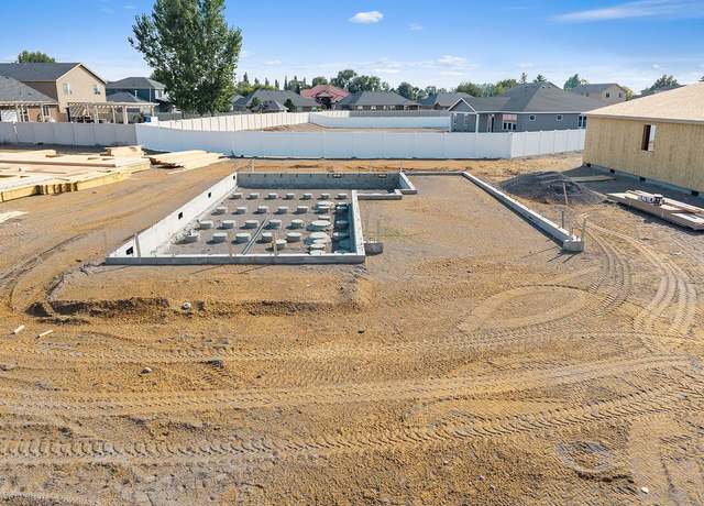 Property at 4415 W Thrush St, Moses Lake, WA 98837, 4 beds, 2.5 baths
