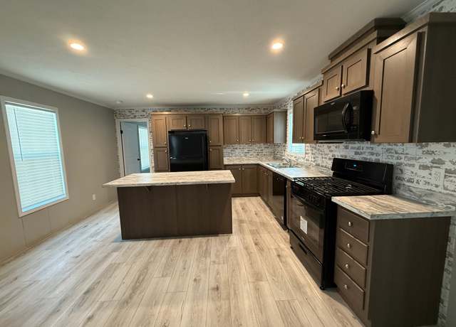 Property at 204 N Carolina Dr, Elyria, OH 44035, 3 beds, 2 baths