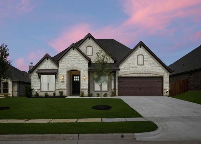 Property at 35 Magpie St, Joshua, TX 76058, 4 beds, 3.5 baths