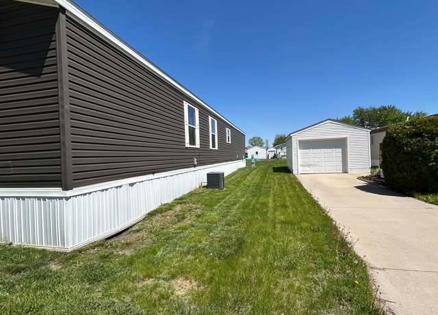 Property at 2051 SE Four Seasons Dr, Ankeny, IA 50021, 3 beds, 2 baths