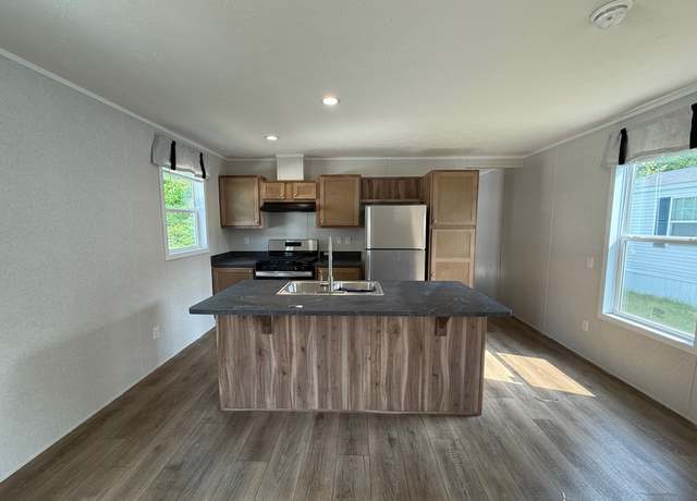 Property at 182 Delaware Cir, Elyria, OH 44035, 3 beds, 2 baths