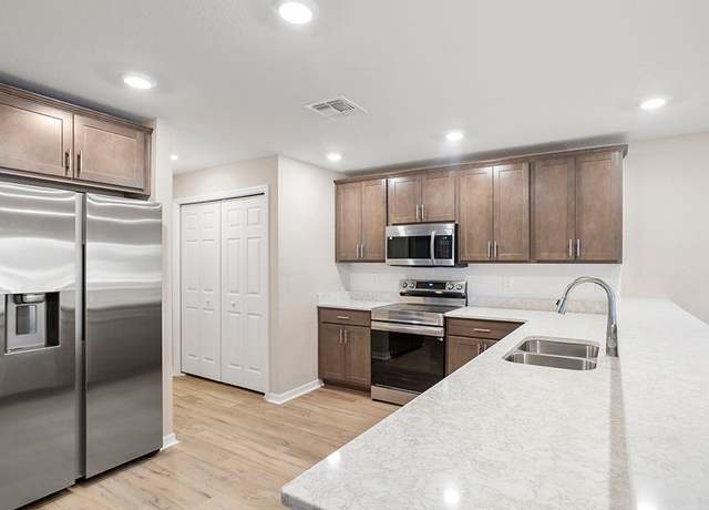 Property at 2769 Walden Town Cir, Plant City, FL 33566, 3 beds, 2 baths