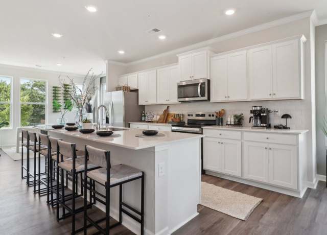 Property at 127 Silvia Ln, Hapeville, GA 30354, 3 beds, 3.5 baths