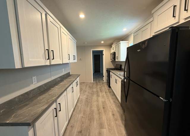 Property at 111 Delaware Cir, Elyria, OH 44035, 3 beds, 2 baths