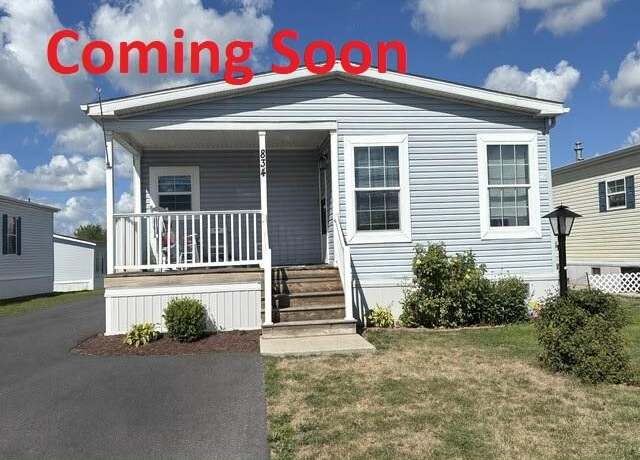 Property at 834 Willowbrook Dr, Lockport, NY 14094, 3 beds, 2 baths