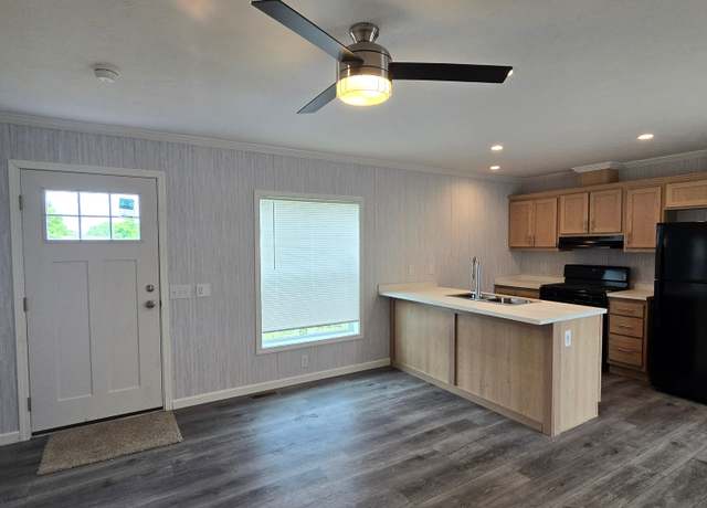 Property at 516 Elmwood Ln, Columbus, MI 48063, 3 beds, 2 baths