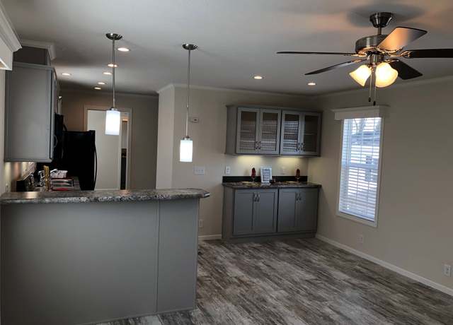 Property at 3307 W 52nd St, Davenport, IA 52806, 3 beds, 2 baths