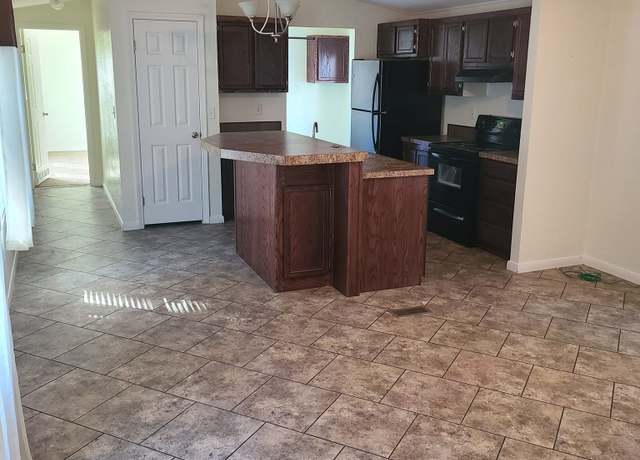 Property at 1613 Wildwood St, Huntsville, TX 77340, 3 beds, 2 baths