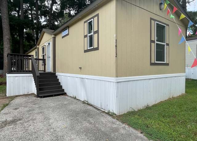 Property at 1613 Wildwood St, Huntsville, TX 77340, 3 beds, 2 baths