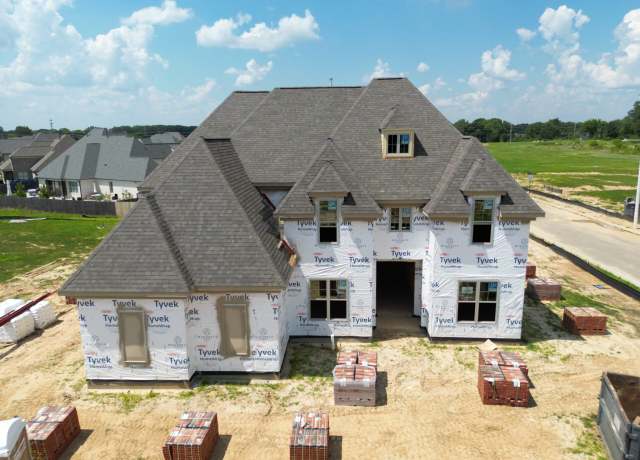 Property at 318 Beckham Dr, Collierville, TN 38017, 5 beds, 5.5 baths