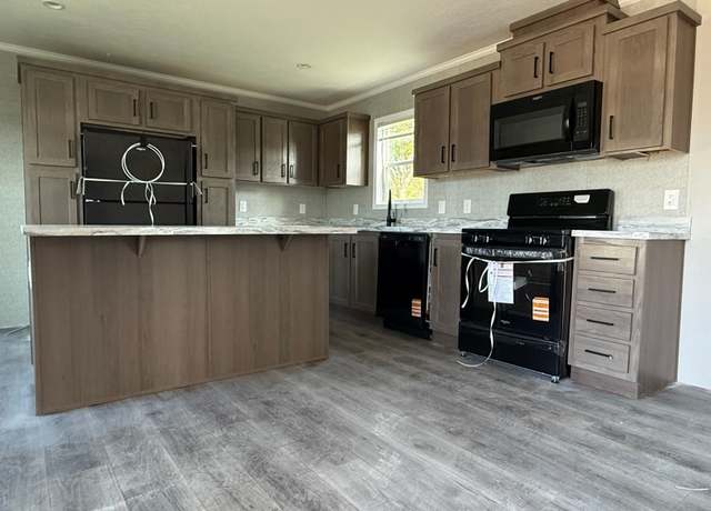 Property at 179 Derek Dr, Marion, IA 52302, 3 beds, 2 baths