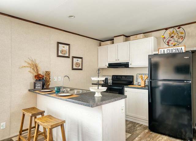 Property at 1001 Mayflower Rd #5, South Bend, IN 46619, 3 beds, 2 baths