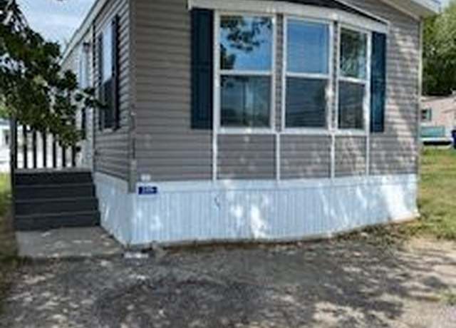 Property at 5030 N Dittmer St, Davenport, IA 52806, 3 beds, 2 baths