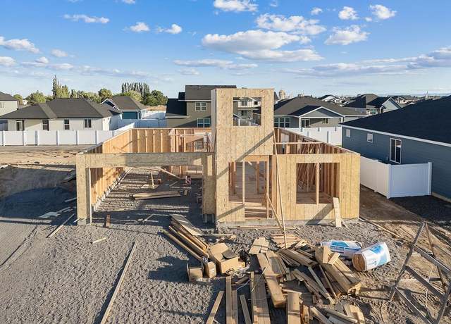 Property at 816 L St NE, Quincy, WA 98848, 4 beds, 2.5 baths