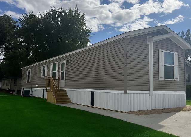 Property at 29810 W Essex Ct, Chesterfield, MI 48051, 3 beds, 2 baths