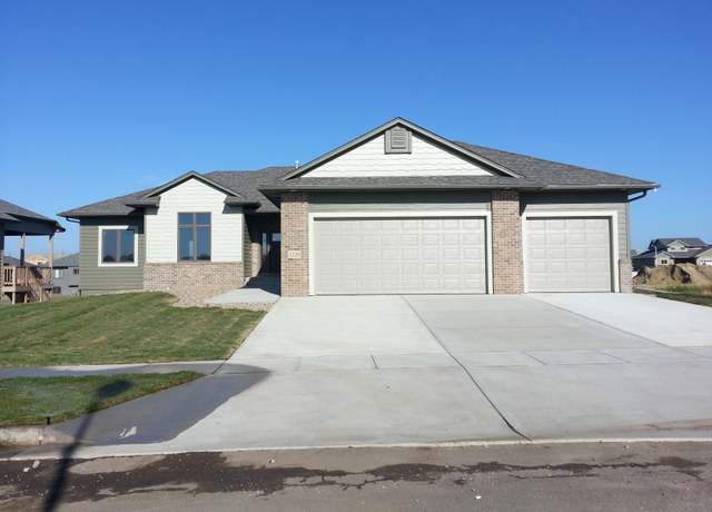 Property at 2805 S Dunraven Ave, Sioux Falls, SD 57110, 3 beds, 2.5 baths