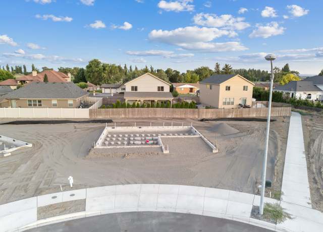 Property at 702 N Thrush Ct, Moses Lake, WA 98837, 5 beds, 3 baths