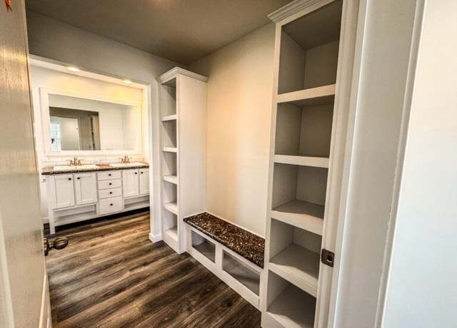 Property at 110 Prairie View Dr, Gardner, KS 66030, 3 beds, 2 baths