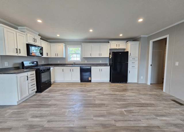 Property at 2939 E Anita Dr, Saginaw, MI 48601, 3 beds, 2 baths