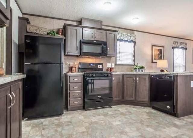 Property at 231 Massachusetts Ave, Elyria, OH 44035, 3 beds, 2 baths